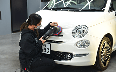 最新機材と材料を使い、美しい艶と撥水を実現