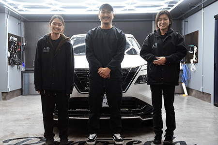 クルマのプロも指名する女磨き職人が時間をかけて丁寧に作業します